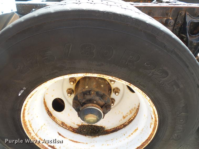 image for item DV9333 1994 International 9200 semi truck