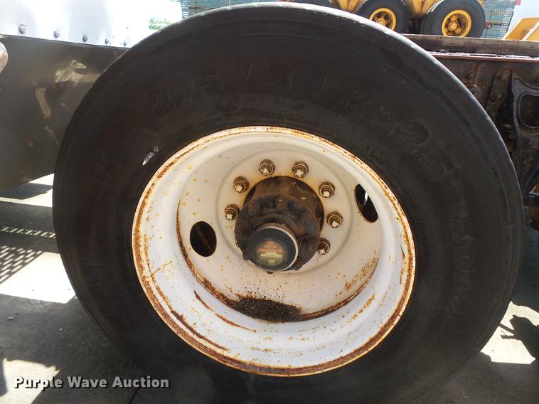 image for item DV9333 1994 International 9200 semi truck