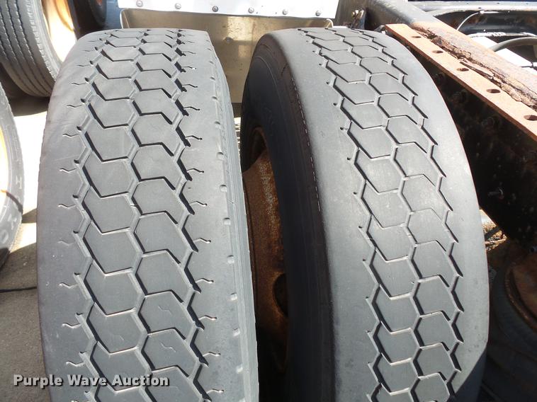 image for item DV9333 1994 International 9200 semi truck