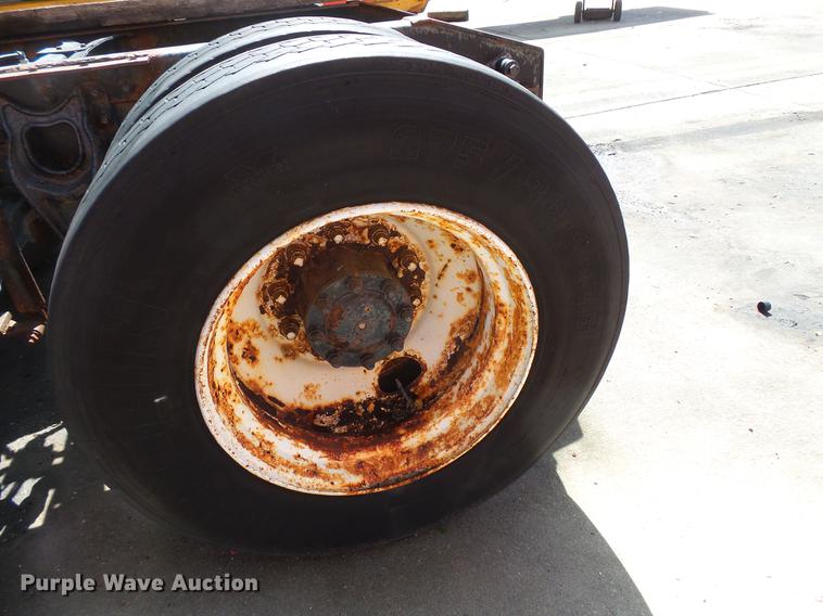 image for item DV9333 1994 International 9200 semi truck