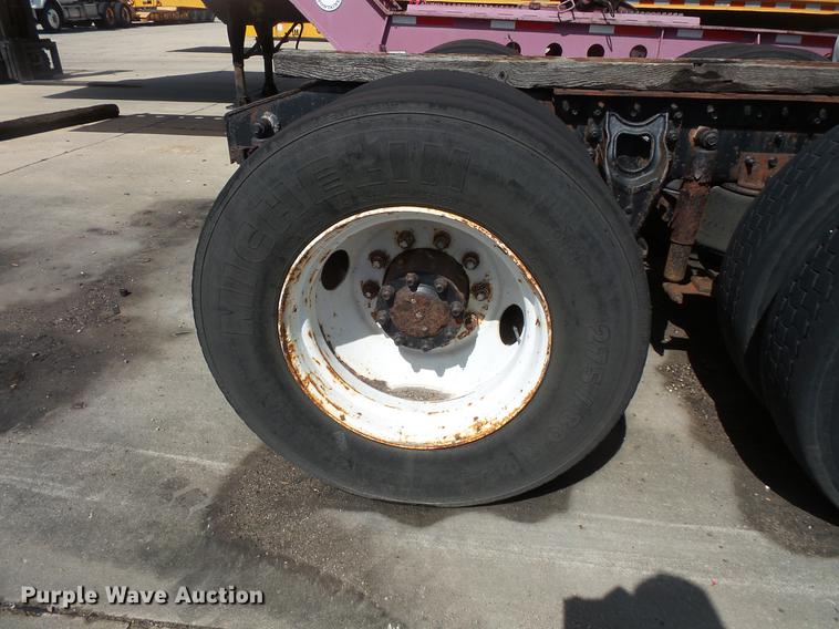 image for item DV9333 1994 International 9200 semi truck