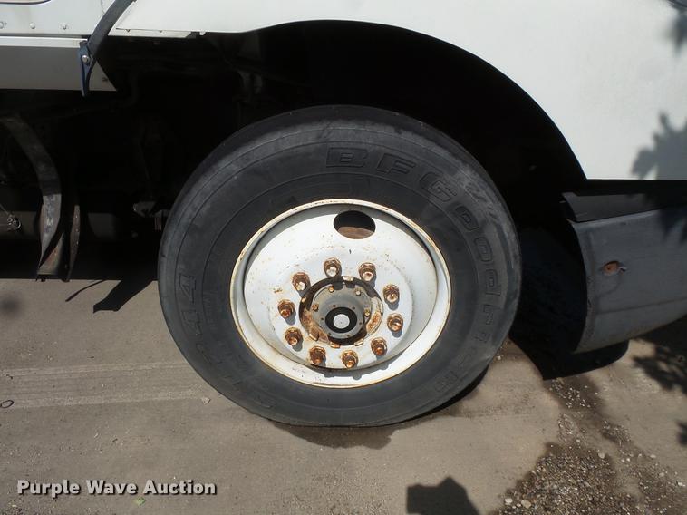 image for item DV9333 1994 International 9200 semi truck