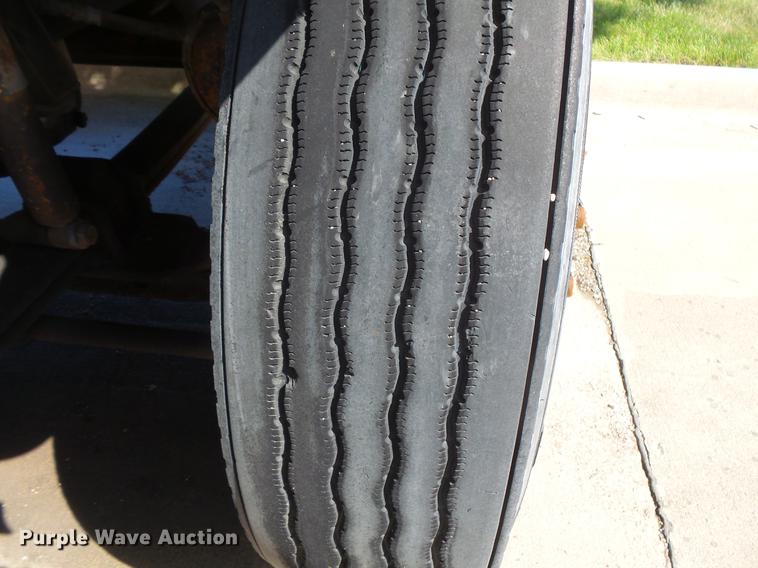 image for item DV9333 1994 International 9200 semi truck