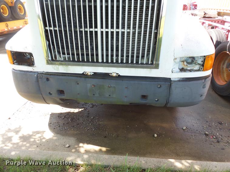 image for item DV9333 1994 International 9200 semi truck