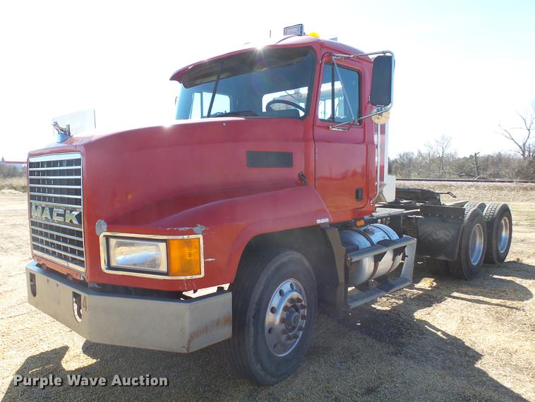 image for item DX9076 1993 Mack CH613 semi truck