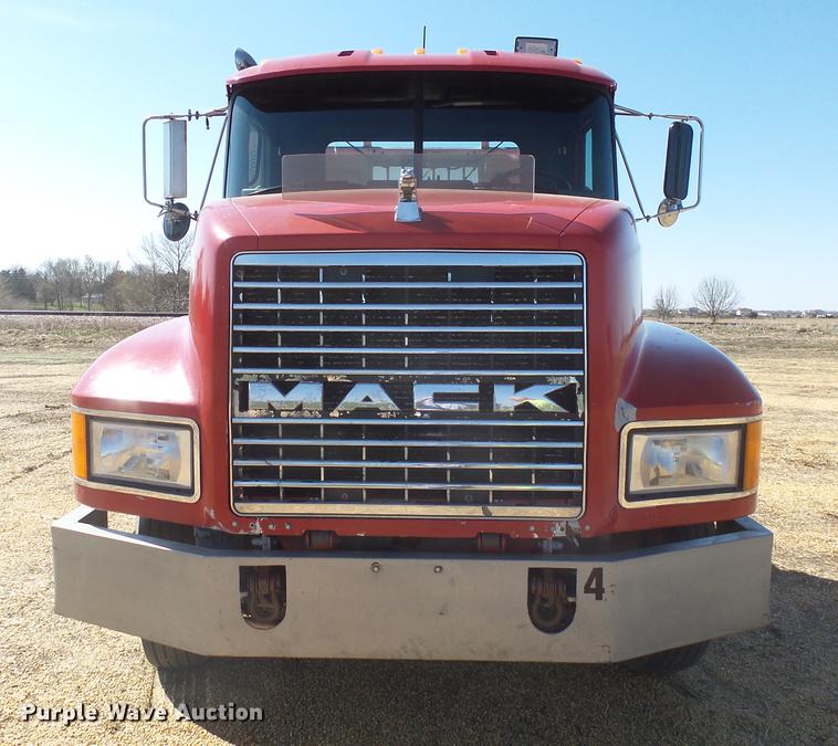 image for item DX9076 1993 Mack CH613 semi truck
