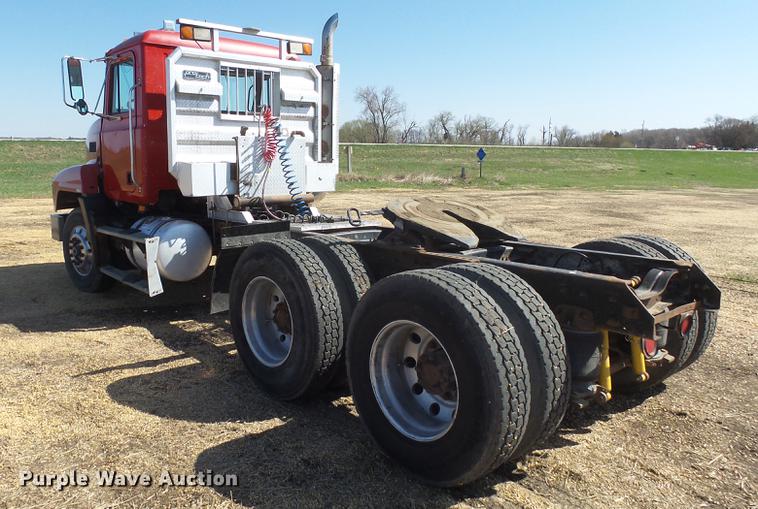 image for item DX9076 1993 Mack CH613 semi truck