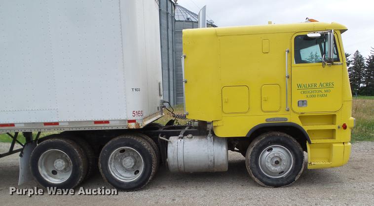 image for item DZ9370 1989 Freightliner COEFLA086 semi truck