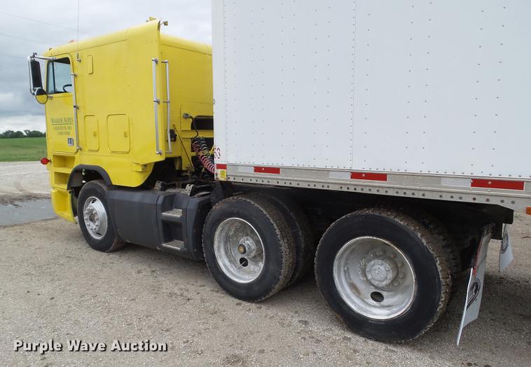 image for item DZ9370 1989 Freightliner COEFLA086 semi truck