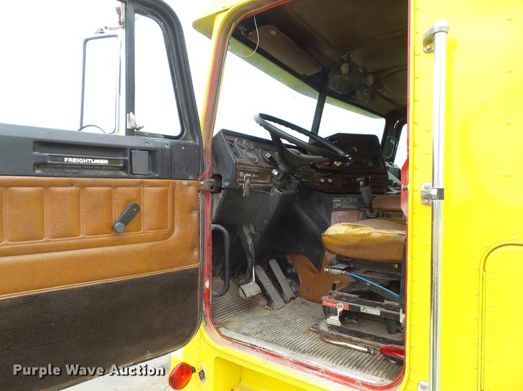 image for item DZ9370 1989 Freightliner COEFLA086 semi truck