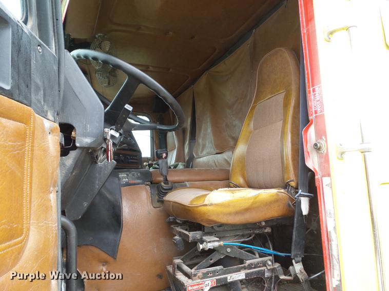 image for item DZ9370 1989 Freightliner COEFLA086 semi truck