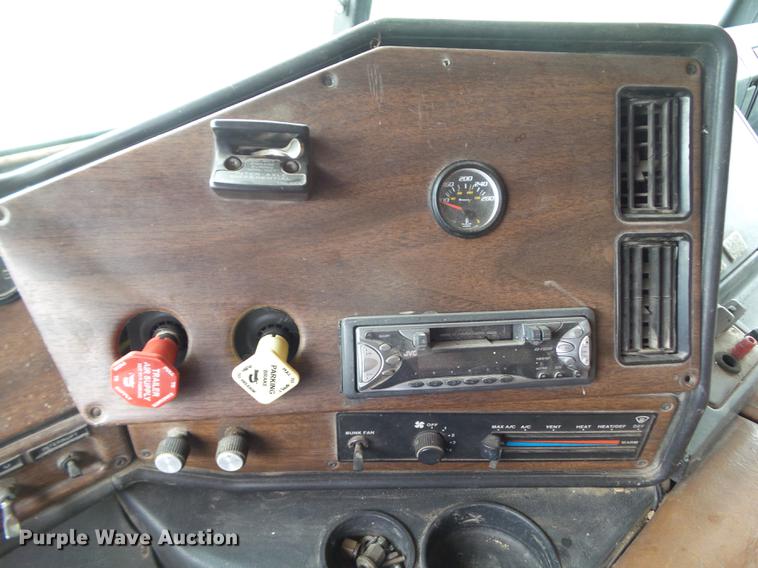 image for item DZ9370 1989 Freightliner COEFLA086 semi truck