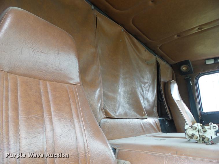 image for item DZ9370 1989 Freightliner COEFLA086 semi truck