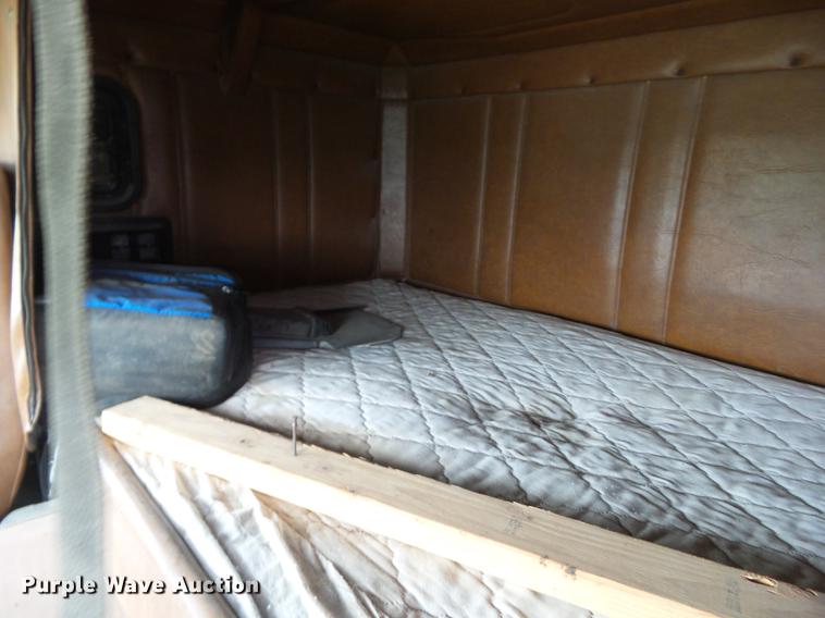 image for item DZ9370 1989 Freightliner COEFLA086 semi truck