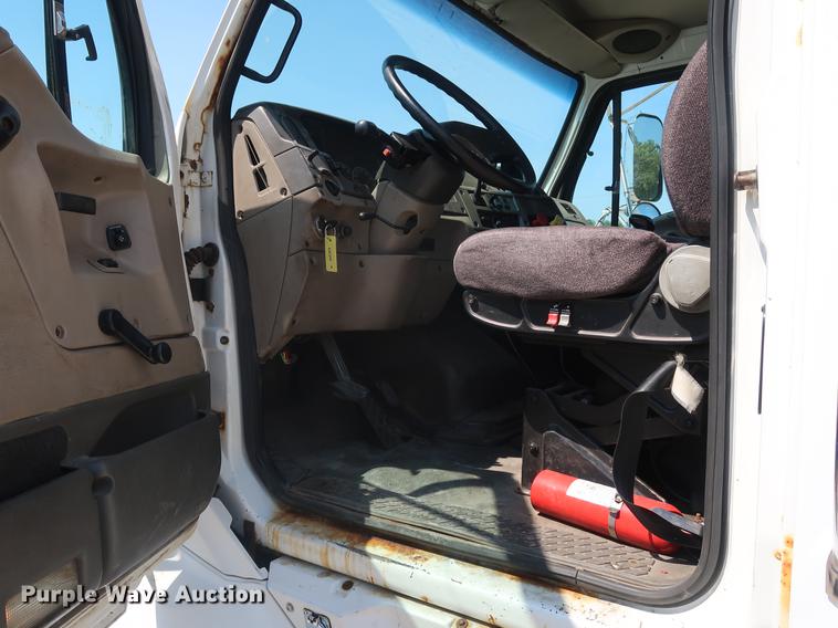 image for item EP9438 2005 Sterling AT9500 semi truck