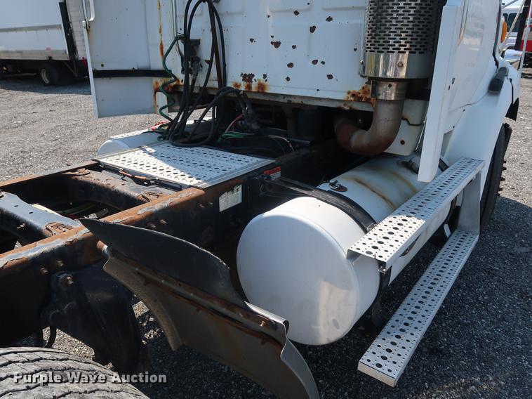 image for item EP9439 2005 Sterling AT9500 semi truck
