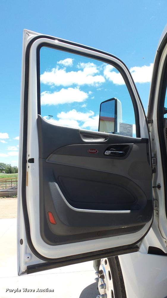 image for item EZ9496 2013 Peterbilt 579 semi truck