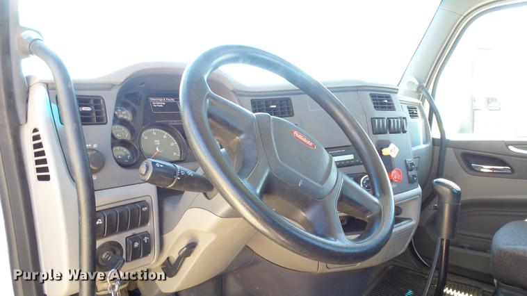 image for item EZ9496 2013 Peterbilt 579 semi truck