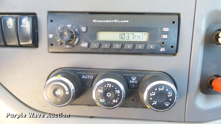 image for item EZ9496 2013 Peterbilt 579 semi truck