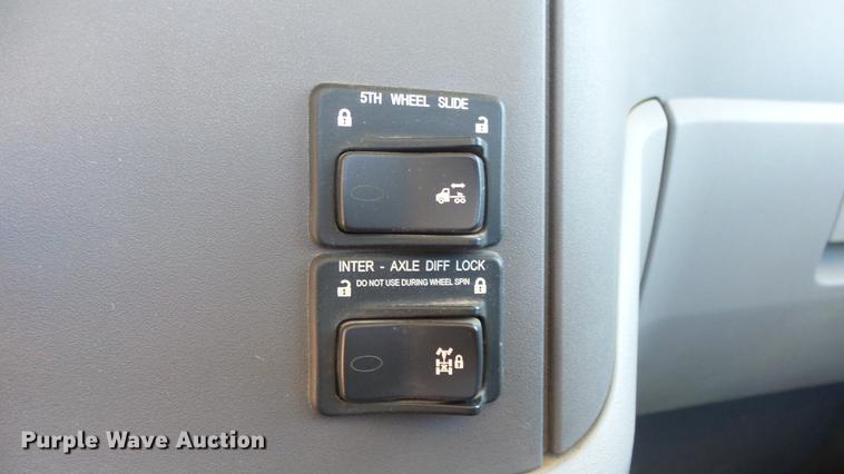 image for item EZ9496 2013 Peterbilt 579 semi truck