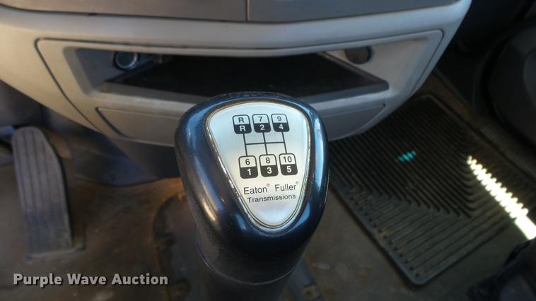 image for item EZ9496 2013 Peterbilt 579 semi truck