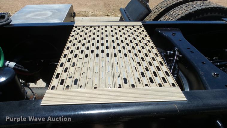 image for item EZ9496 2013 Peterbilt 579 semi truck