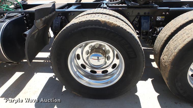 image for item EZ9496 2013 Peterbilt 579 semi truck