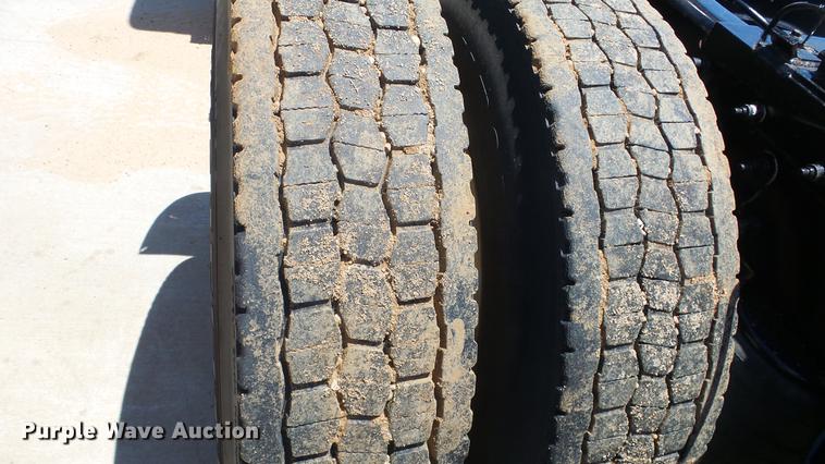 image for item EZ9496 2013 Peterbilt 579 semi truck