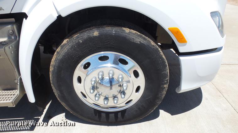 image for item EZ9496 2013 Peterbilt 579 semi truck