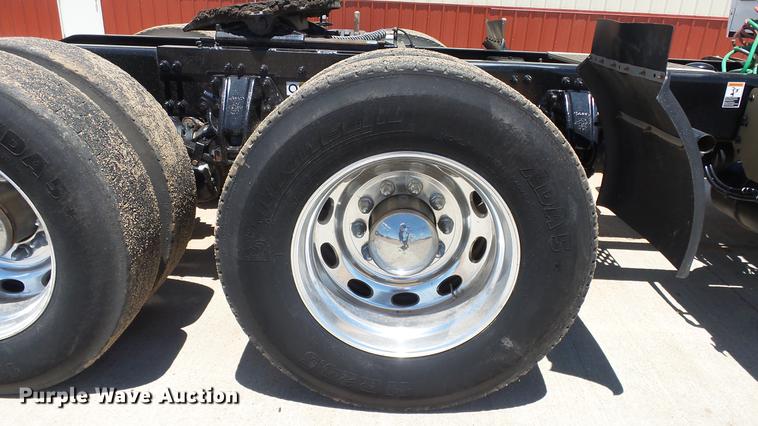 image for item EZ9496 2013 Peterbilt 579 semi truck