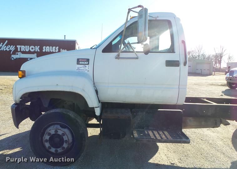 image for item DB7290 1999 GMC C6500 truck cab and chassis