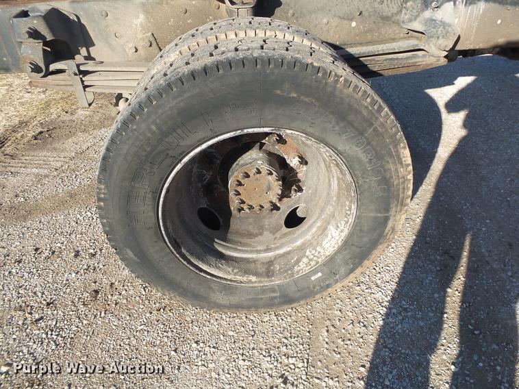 image for item DB7290 1999 GMC C6500 truck cab and chassis