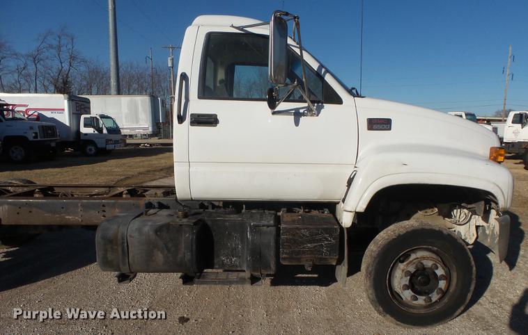image for item DB7290 1999 GMC C6500 truck cab and chassis