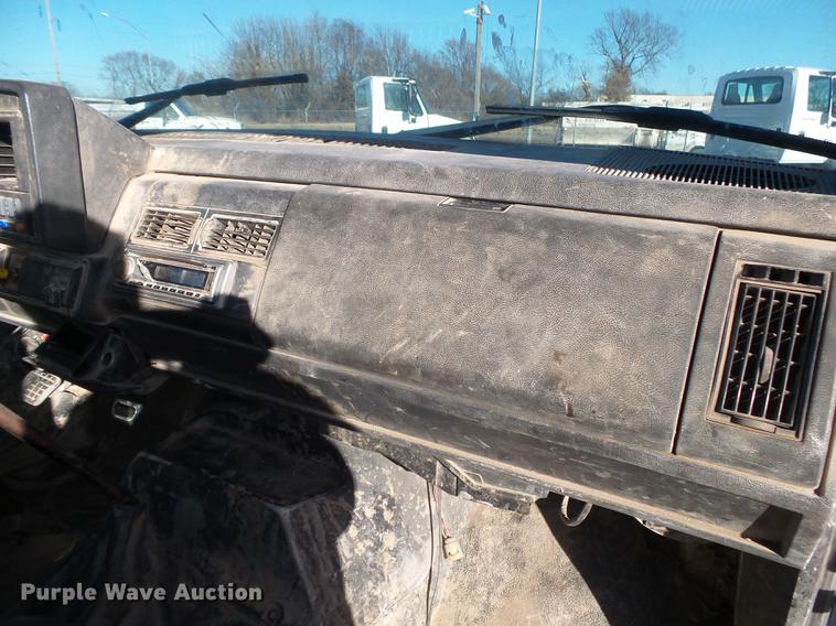 image for item DB7290 1999 GMC C6500 truck cab and chassis