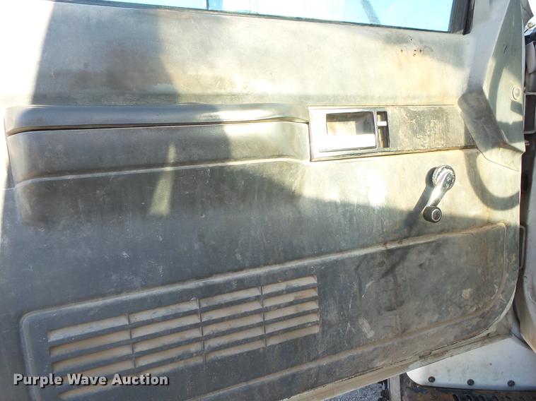 image for item DB7290 1999 GMC C6500 truck cab and chassis