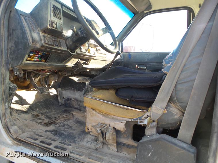 image for item DB7290 1999 GMC C6500 truck cab and chassis