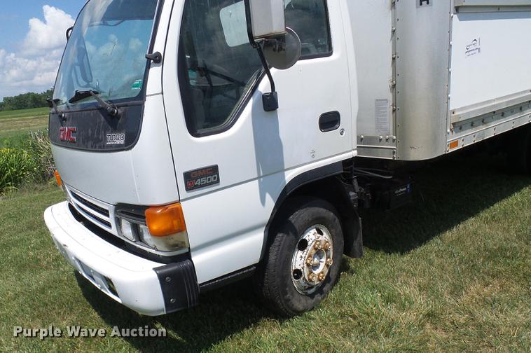 image for item DD8605 2005 GMC W4500 box truck