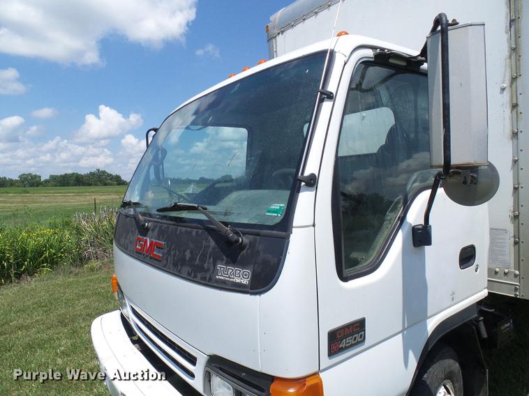 image for item DD8605 2005 GMC W4500 box truck