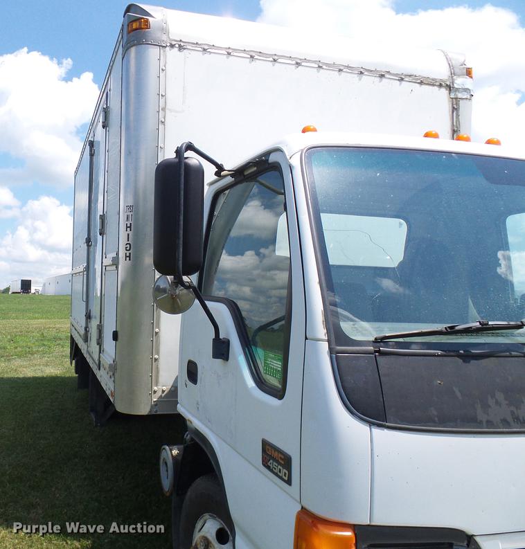 image for item DD8605 2005 GMC W4500 box truck