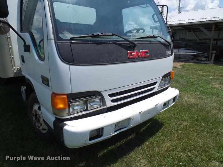 image for item DD8605 2005 GMC W4500 box truck