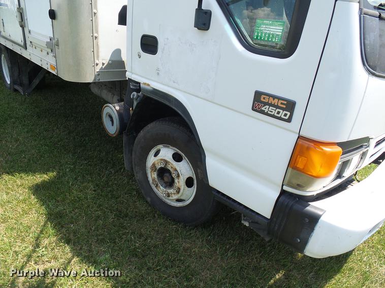 image for item DD8605 2005 GMC W4500 box truck