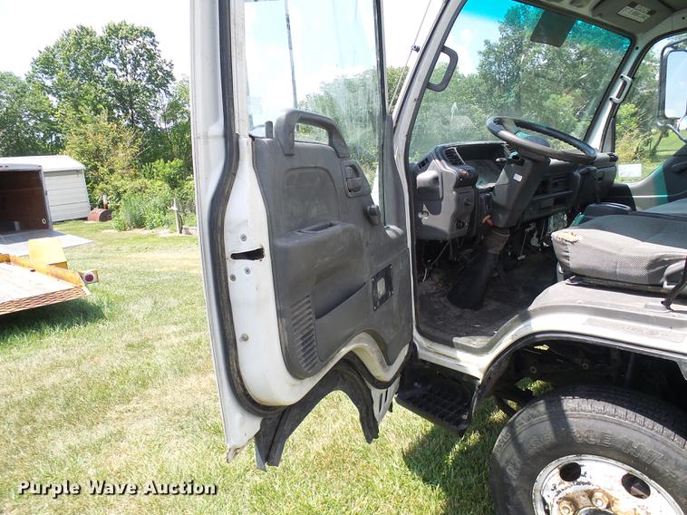 image for item DD8605 2005 GMC W4500 box truck