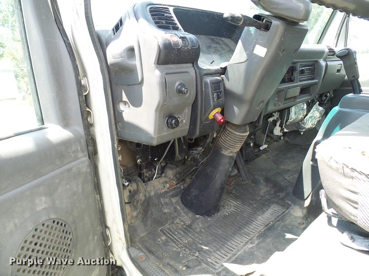 image for item DD8605 2005 GMC W4500 box truck