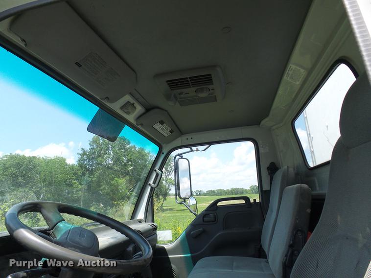 image for item DD8605 2005 GMC W4500 box truck