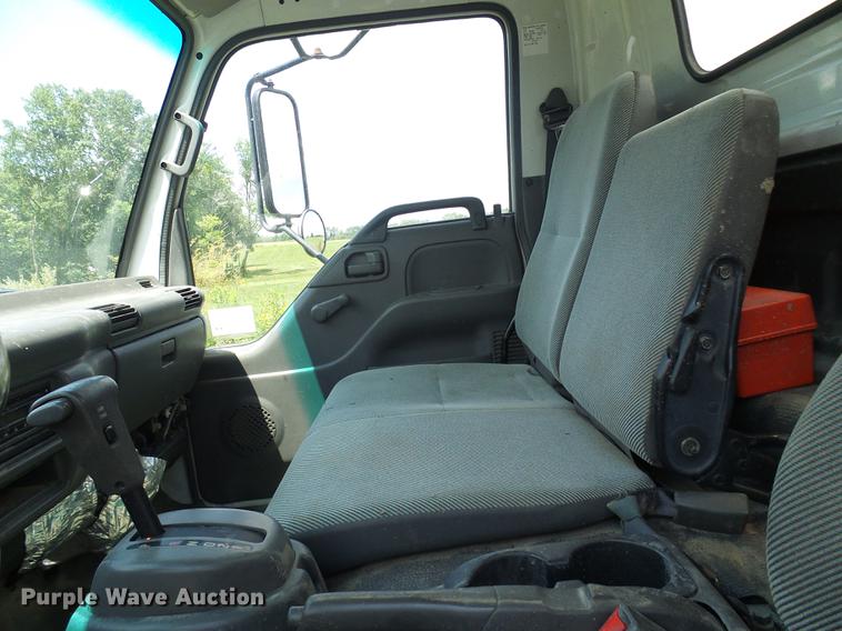 image for item DD8605 2005 GMC W4500 box truck