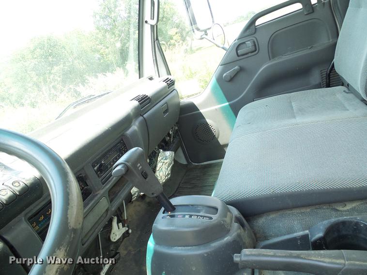 image for item DD8605 2005 GMC W4500 box truck