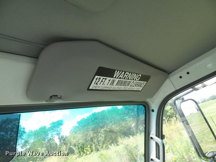 image for item DD8605 2005 GMC W4500 box truck