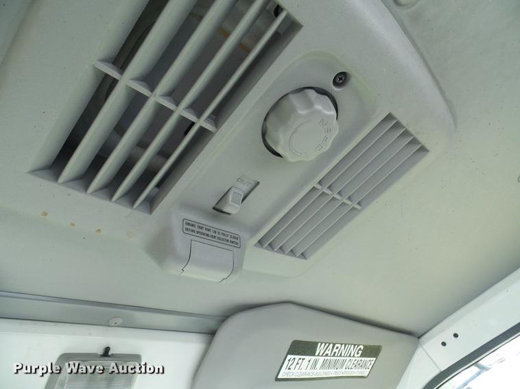 image for item DD8605 2005 GMC W4500 box truck