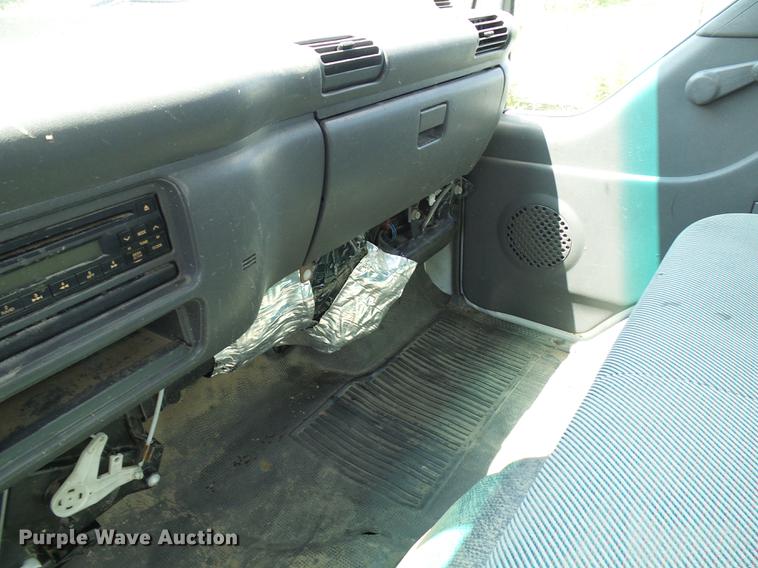 image for item DD8605 2005 GMC W4500 box truck