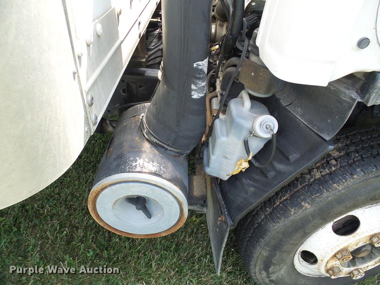 image for item DD8605 2005 GMC W4500 box truck